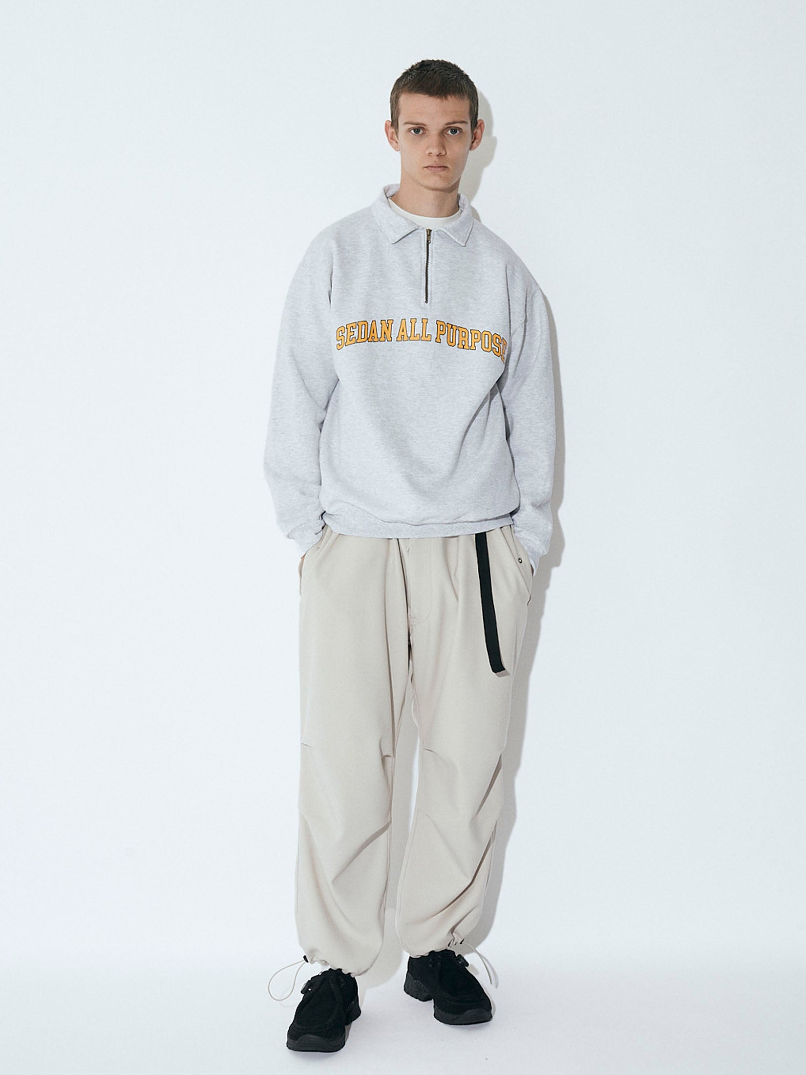 ARCH LOGO QUARTER ZIP SWEATSHIRT｜ASH