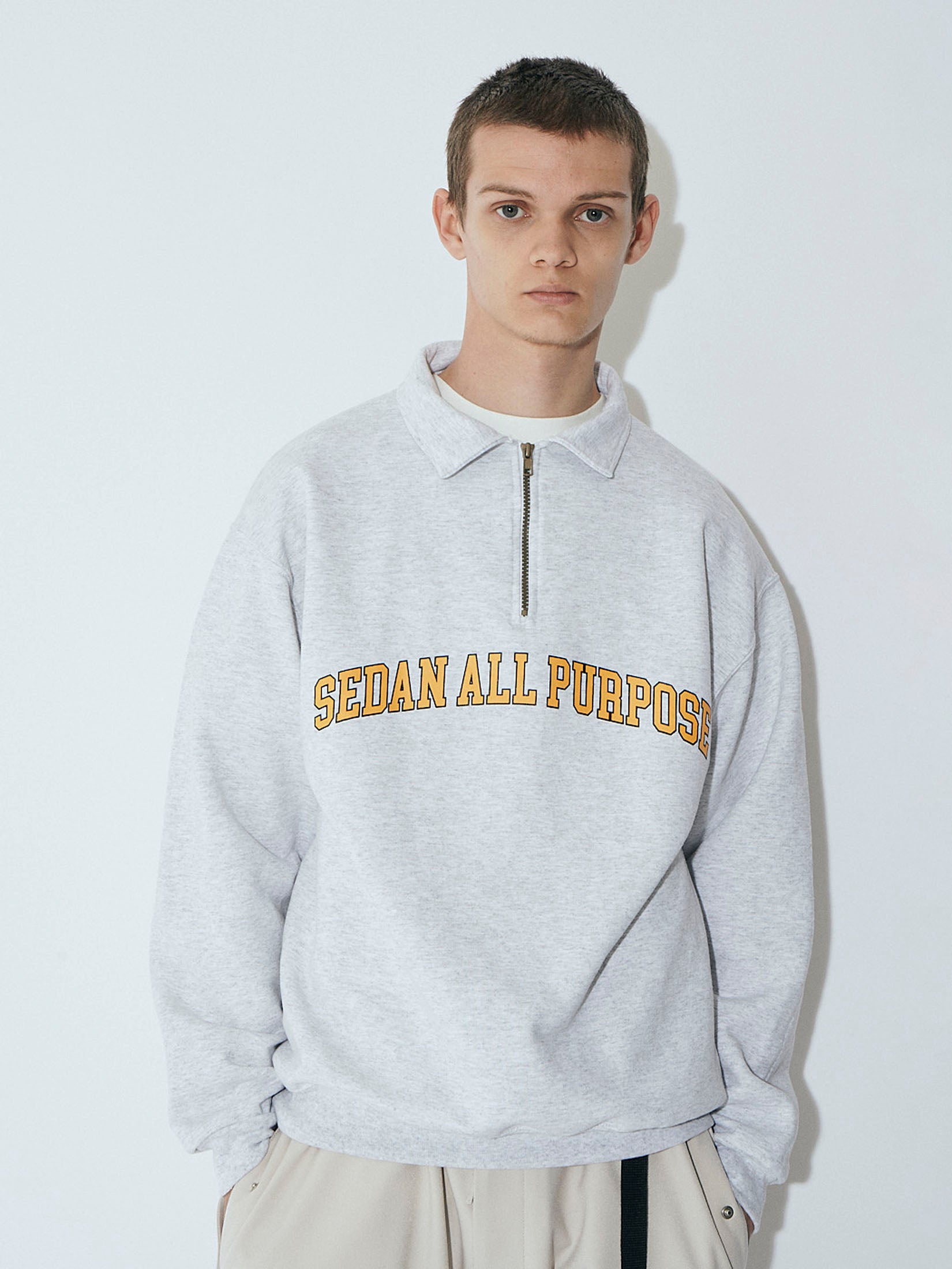 ARCH LOGO QUARTER ZIP SWEATSHIRT｜ASH