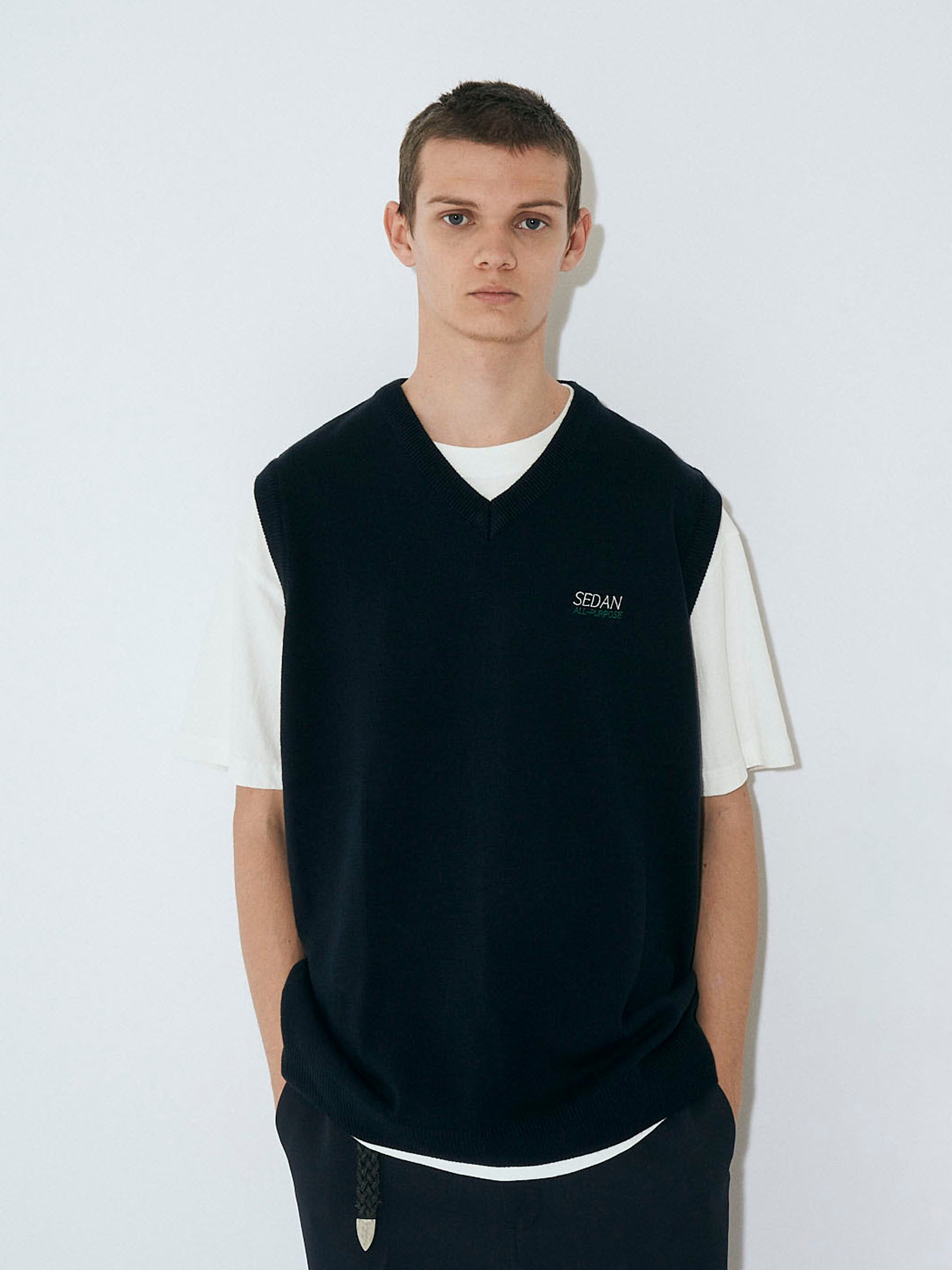 TECH LOGO KNIT VEST｜NAVY