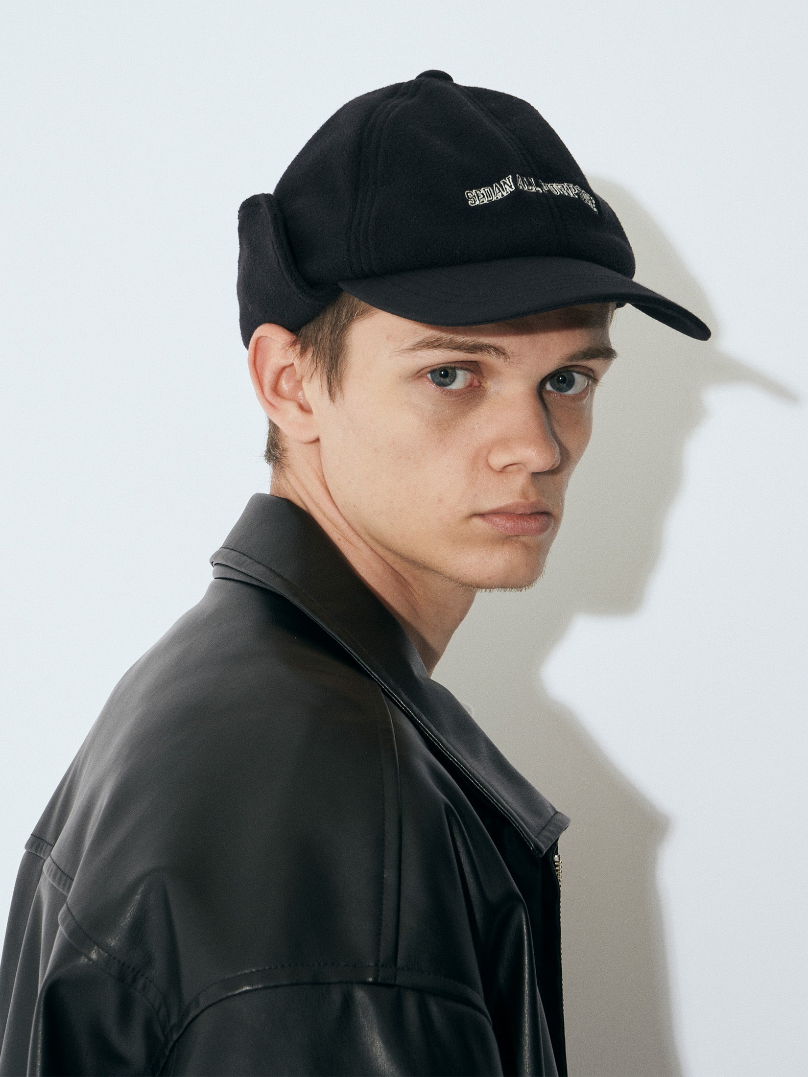 ARCH LOGO EAR FLAP FLEECE CAP｜BLACK x BLACK