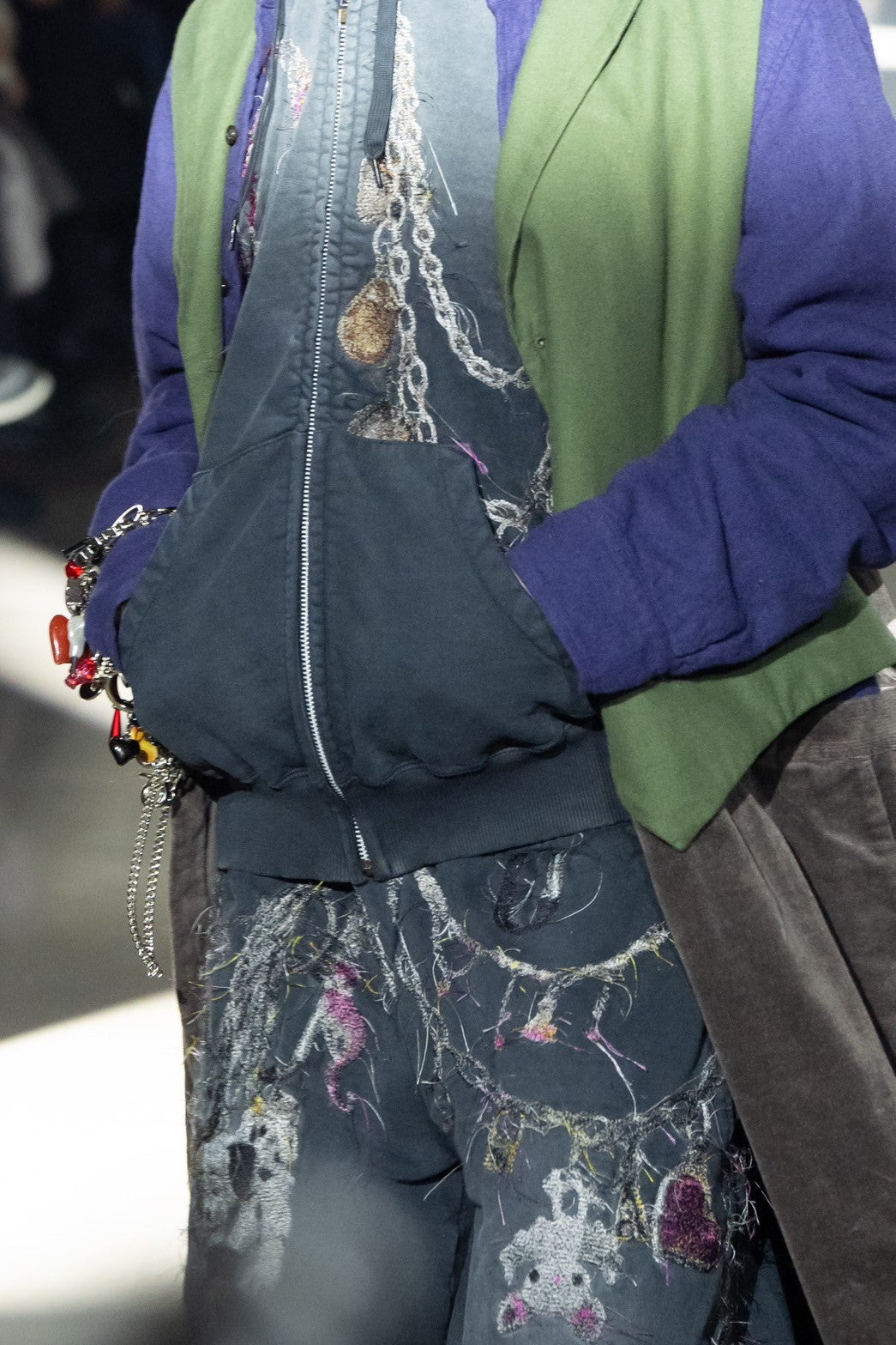 EMBROIDERED CHAIN ZIP-UP HOODIE｜GREY