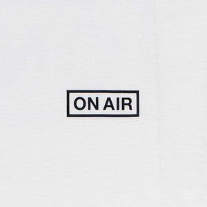 ON AIR BASIC LOGO S/SL TEE ｜WHITE