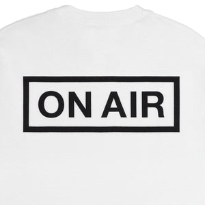 ON AIR BASIC LOGO S/SL TEE ｜WHITE